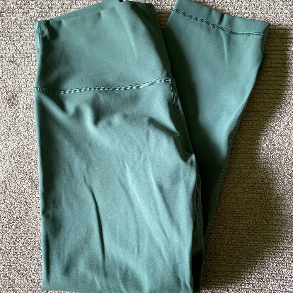 Lululemon In Movement 19” Crop EUC Size 8